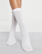 Load image into Gallery viewer, Heart Detail Socks In White
