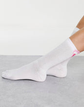 Load image into Gallery viewer, Heart Detail Socks In White
