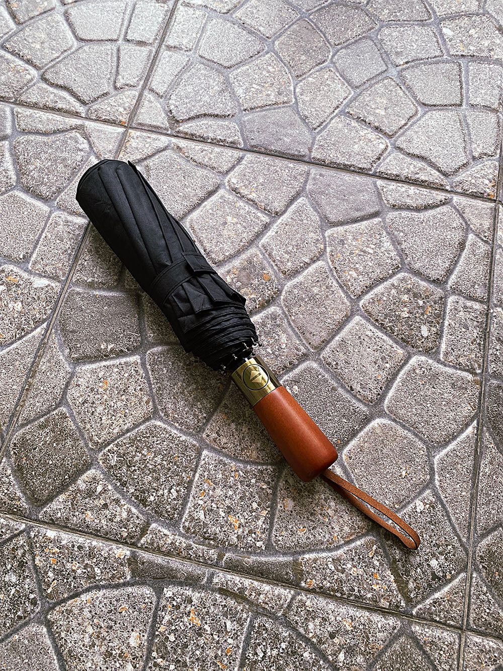 Log Handle Umbrella in Black