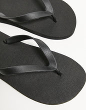 Load image into Gallery viewer, Men&#39;s Wide Fit Flip Flops In Black
