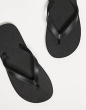 Load image into Gallery viewer, Men&#39;s Wide Fit Flip Flops In Black
